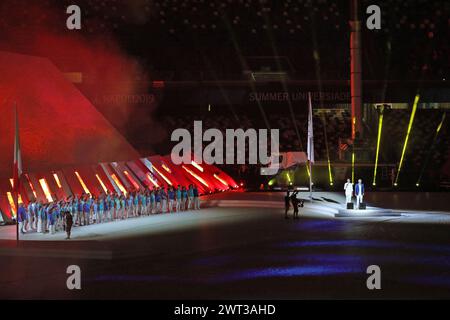 Il cantante Andrea Bocelli, con il figlio, si esibisce dal vivo durante la cerimonia di apertura delle Universiadi 2019 a Napoli, all'interno dello stadio San Paolo. Foto Stock