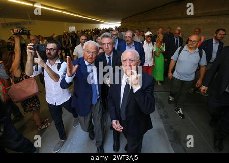 Il sindaco di Napoli, Gaetano Manfredi (centro) con il governatore Vincenzo De Luca (destra) e l'assessore Edoardo Cosenza (sinistra), all'interno della nuova tunna Foto Stock