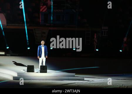 Il cantante Andrea Bocelli si esibisce dal vivo durante la cerimonia di apertura delle Universiadi 2019 a Napoli, all'interno dello stadio San Paolo. Foto Stock