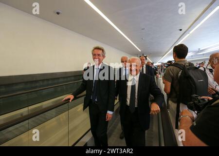 Il sindaco di Napoli, Gaetano Manfredi (a sinistra) con il governatore Vincenzo De Luca (a destra), all'interno del nuovo tunnel inaugurato a Napoli, che collega la Foto Stock