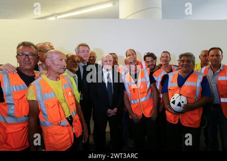 Il sindaco di Napoli, Gaetano Manfredi (centro a sinistra) con il governatore Vincenzo De Luca (centro) posa per una foto con gli operai edili, all'interno Foto Stock