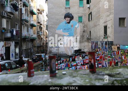 Il gigantesco murale di Diego Armando Maradona nei quartieri spagnoli di Napoli, il giorno dopo la morte del famoso e leggendario PL Foto Stock