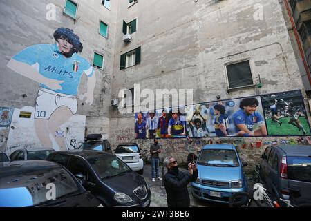 Il gigantesco murale di Diego Armando Maradona nei quartieri spagnoli di Napoli, il giorno dopo la morte del famoso e leggendario PL Foto Stock