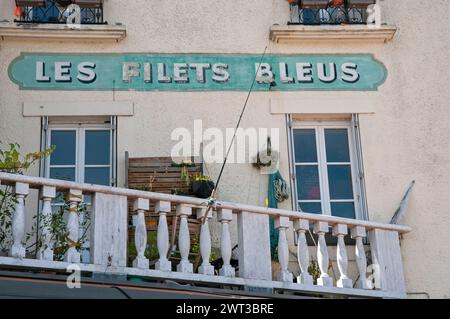 Facciata di un edificio vicino al porto di Rosmeur, Douarnenez, Finistere (29), Bretagna, Francia Foto Stock