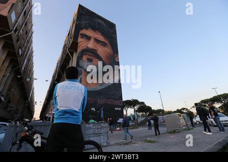 Il gigantesco murale di Diego Armando Maradona nei quartieri di San Giovanni a Teduccio di Napoli, il giorno dopo la morte della famosa e leggendaria Argen Foto Stock