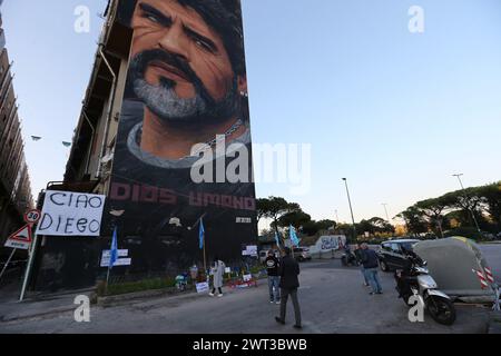 Il gigantesco murale di Diego Armando Maradona nei quartieri di San Giovanni a Teduccio di Napoli, il giorno dopo la morte della famosa e leggendaria Argen Foto Stock