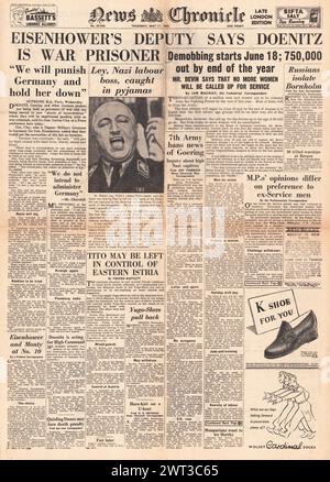 1945 News Chronicle in prima pagina che riporta i processi per crimini di guerra, l'arresto di Robert Ley e i piani di smobilitazione Foto Stock