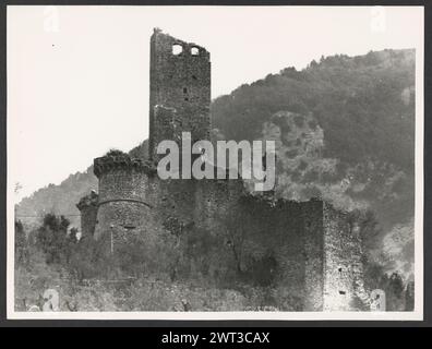 Umbria Terni Ferentillo S. Maria. Hutzel, Max 1960-1990 vedute generali della citta' e della chiesa in stile basilica, con il suo alto campanile appuntito. La chiesa ha una facciata semplice. L'interno presenta archi leggermente appuntiti e un soffitto in legno. Ci sono pochi dipinti. Un grande affresco raffigura una serie di martiri femminili. Sembra che i dipinti siano stati fatti dal tardo medioevo al Rinascimento. Note sull'oggetto: Nessuna campagna fotografica Hutzel. Mancano i negativi. Il fotografo e studioso tedesco Max Hutzel (1911-1988) fotografò in Italia dai primi anni '1960 fino alla sua morte. Il risultato di questo progetto, referr Foto Stock