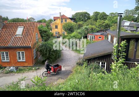 Una tranquilla strada secondaria a Freetown Christiania, Copenhagen. Foto Stock