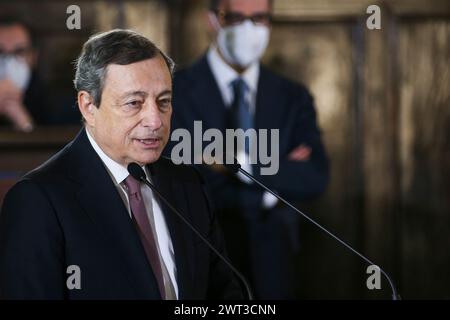 Il primo Ministro Mario Draghi, durante la cerimonia di firma del Patto per Napoli, con il Sindaco di Napoli Gaetano Manfredi. Foto Stock
