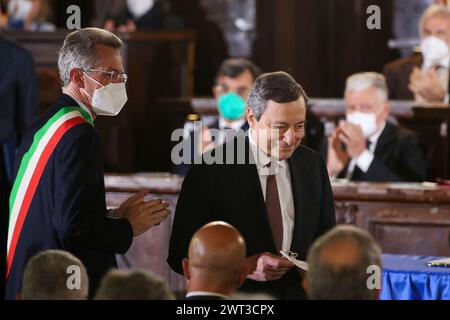 Il primo Ministro, Mario Draghi, con il Sindaco di Napoli Gaetano Manfredi (primo da sinistra), durante la cerimonia di firma del Patto per Napoli. Foto Stock