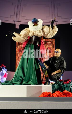 Londra, Regno Unito, 15 marzo 2024. Francesco Colucci noto per le sue vetrine per l'organizzazione benefica TRAID, veste la sua musa Diamond Peach Lollipop dal vivo per la serie pubblica di sfilate di moda e passerelle del Victoria and Albert Museum (V&A). I materiali utilizzati da Francesco Colucci sono donati, creando un aspetto sostenibile di strati sperimentali, consistenza e volume. Colucci presenta anche altri gruppi su manichini nella Raphael Court Gallery. Credito: Fotografia dell'undicesima ora/Alamy Live News Foto Stock