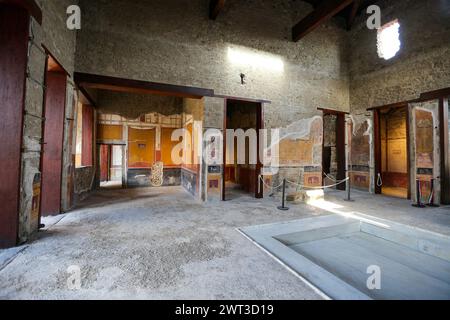 Il cortile interno all'ingresso della casa dei Vettii, negli scavi archeologici di Pompei, riaperto al pubblico dopo il resto Foto Stock