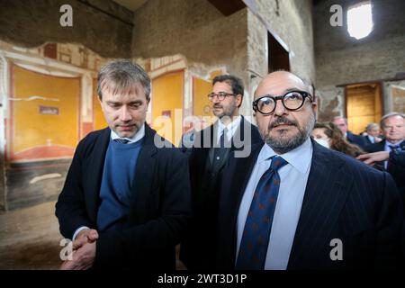 Il Ministro dei beni culturali, Gennaro Sangiuliano (a destra) durante l'inaugurazione della casa dei Vettii, con il direttore degli scavi GA Foto Stock