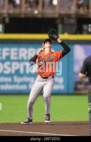 Bradenton, FL: La terza base dei Baltimore Orioles Coby Mayo (96) riceve un pop-up durante una gara primaverile della MLB contro i Pittsburgh Pirates su ma Foto Stock