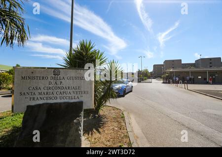Una veduta del carcere di Santa Maria Capua Vetere, 'Francesco Uccella', prima della visita del leader della Lega, Matteo Salvini, in solidarietà Foto Stock