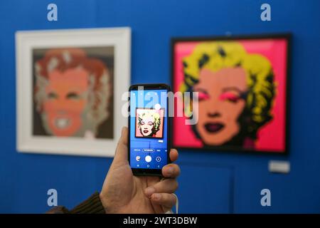 Il famoso ritratto di Marylin Monroe incorniciato da uno smartphone, nella mostra dedicata ad Andy Warhol a Napoli, intitolata "Andy è tornato", durante il mese Foto Stock