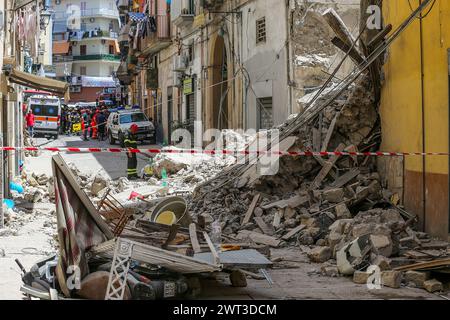 Una vista dell'edificio completamente crollato a Torre del Greco, vicino a Napoli. Molte persone sono rimaste ferite e si crede che ci siano dei morti. Fuochi d'artificio Foto Stock