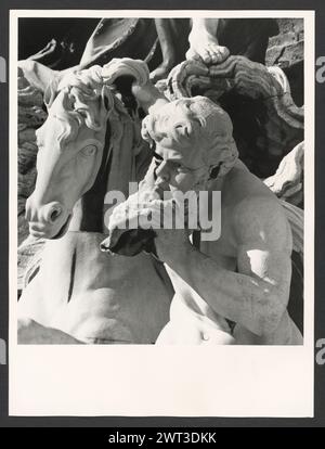 Lazio Roma Roma Piazza Navona4. Hutzel, Max 1960-1990 vedute generali della piazza (antico circo di Dominiziano), con dettagli su Fontana del Moro, Fontana dei fiumi e Fontana del Nettuno. Il fotografo e studioso tedesco Max Hutzel (1911-1988) fotografò in Italia dai primi anni '1960 fino alla sua morte. Il risultato di questo progetto, citato da Hutzel come foto Arte minore, è un'accurata documentazione dello sviluppo storico dell'arte in Italia fino al XVIII secolo, che comprende oggetti degli Etruschi e dei Romani, oltre al monum altomedievale, romanico, gotico, rinascimentale e barocco Foto Stock