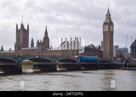 Londra, Regno Unito. 15 marzo 2024. Vista generale delle camere del Parlamento, del Tamigi e del Ponte di Westminster come la retribuzione dei parlamentari è destinata ad aumentare del 5,5% da aprile. (Foto di Vuk Valcic/SOPA Images/Sipa USA) credito: SIPA USA/Alamy Live News Foto Stock