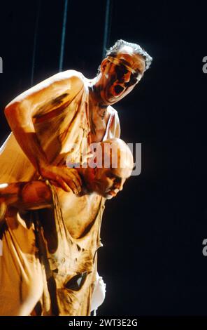 Richard Angas (Gloucester - top), Christopher Robson (povero Tom) in LEAR all'English National Opera (ENO), London Coliseum, London WC2 27/02/1991 musica: Aribert Reimann libretto: Claus H Henneberg basato su 'King Lear' di Shakespeare direttore: Paul Daniel Set design: Eberhard Matthies costumi: Renate Schmitzer illuminazione: Paul Pyant direttore: Eike Grams Foto Stock