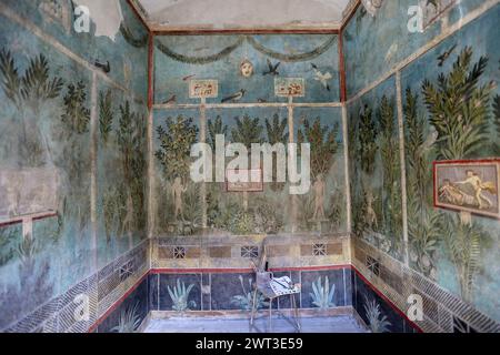 Una vista di uno degli affreschi della restaurata Orchard House, situata negli scavi archeologici di Pompei. Foto Stock