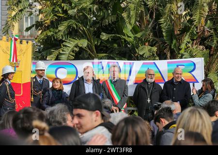 Il sindaco di Napoli, Gaetano Manfredi, con la banda tricolore, durante la manifestazione per la pace in Ucraina, un anno dopo l'invasione della Russia. Foto Stock