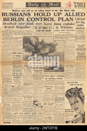 1945 la prima pagina del Daily mail riportava problemi alimentari e di carburante a Berlino e affondamento della HMS Barham nel 1941 Foto Stock
