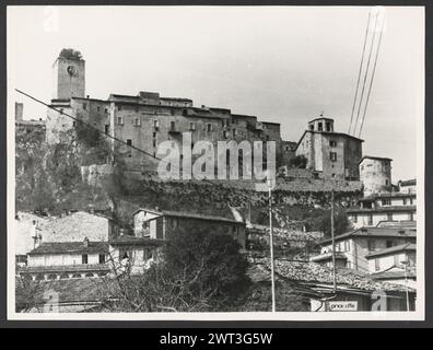 Umbria Terni Ferentillo S. Maria. Hutzel, Max 1960-1990 vedute generali della citta' e della chiesa in stile basilica, con il suo alto campanile appuntito. La chiesa ha una facciata semplice. L'interno presenta archi leggermente appuntiti e un soffitto in legno. Ci sono pochi dipinti. Un grande affresco raffigura una serie di martiri femminili. Sembra che i dipinti siano stati fatti dal tardo medioevo al Rinascimento. Note sull'oggetto: Nessuna campagna fotografica Hutzel. Mancano i negativi. Il fotografo e studioso tedesco Max Hutzel (1911-1988) fotografò in Italia dai primi anni '1960 fino alla sua morte. Il risultato di questo progetto, referr Foto Stock