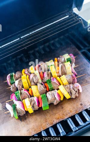 Delizie alla griglia: Manzo e verdure sfrigolanti sullo spiedino Foto Stock