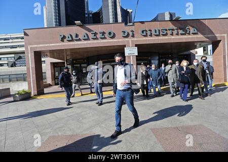 Il leader del partito politico della Lega, Matteo Salvini, con una maschera per proteggersi dal coronavirus Covid-19, alla corte di Napoli dopo la sua morte Foto Stock