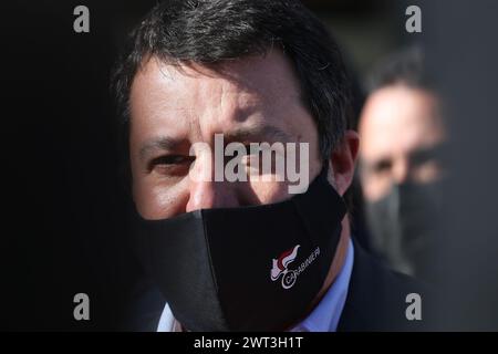 Il leader del partito politico della Lega, Matteo Salvini, con una maschera per proteggersi dal coronavirus Covid-19, alla corte di Napoli dopo la sua morte Foto Stock