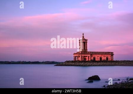 Normanton Church Rutland acqua al tramonto - il luogo ideale per la fotografia di matrimoni e la cerimonia - con nuvole e cielo illuminati e acqua liscia Foto Stock