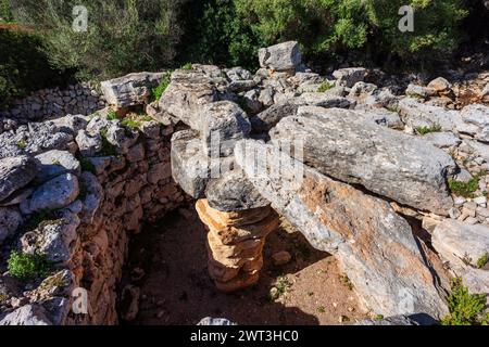 Talaiot dell'era talaiotica (età del ferro). Sito archeologico Hospitalet Vell, Maiorca, Isole Baleari, Spagna Foto Stock