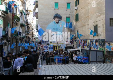Il murale di Diego Armando Maradona in un vicolo nei quartieri spagnoli della città di Napoli, decorato da tifosi con bandiere blu e striscioni per prepararsi Foto Stock