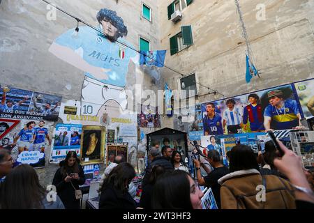 Il murale di Diego Armando Maradona in un vicolo nei quartieri spagnoli della città di Napoli, decorato da tifosi con bandiere blu e striscioni per prepararsi Foto Stock