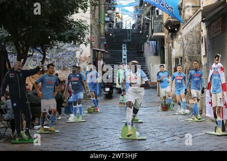 Una piccola piazza nei quartieri spagnoli della città di Napoli, decorata dai tifosi con ritagli dei giocatori del Napoli, per preparare la vittoria del campione Foto Stock