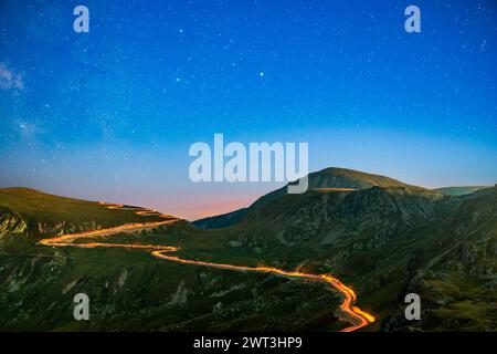 Transalpina Road sotto una notte stellata, in Romania Foto Stock