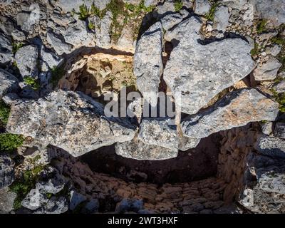 Talaiot dell'era talaiotica (età del ferro). Sito archeologico Hospitalet Vell, Maiorca, Isole Baleari, Spagna Foto Stock