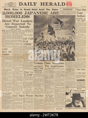 1945 la prima pagina del Daily Herald riporta milioni di senzatetto giapponesi e l'occupazione del Giappone inizia Foto Stock