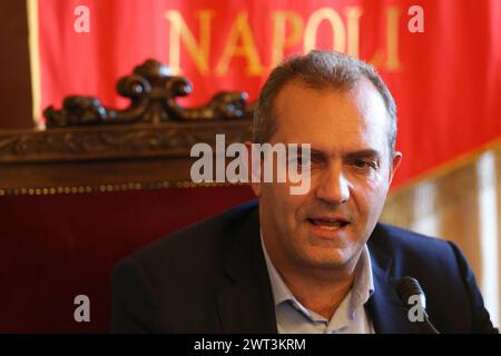 Il sindaco di Napoli, Luigi de Magistris, durante la conferenza stampa per l'evento "nuoto internazionale". Foto Stock