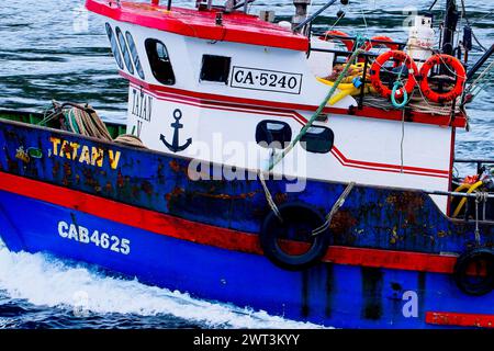 Un peschereccio colorato a strascico lungo lo stretto di Magellano. Lo stretto di Magellano è un canale che collega l'oceano Atlantico e il Pacifico. Foto Stock