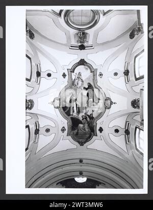 Abruzzo Teramo Teramo S. Agostino1. Hutzel, Max 1960-1990 Vista della facciata barocca costruita nel XIX secolo. Le vedute generali dell'interno includono: Un organo, una cupola, un pulpito, due altari laterali in pietra, confessionali e dipinti murali. La copertura incarna l'altare maggiore (XVI secolo) che è in argento e raffigura una scena dell'ultima cena. Nell'Oratorio si trovano affreschi dei quattro evangelisti nei pennacchi a cupola, un affresco sul soffitto e dipinti murali. Il fotografo e studioso tedesco Max Hutzel (1911-1988) fotografò in Italia dai primi anni '1960 fino alla sua morte. Il risultato di questo progetto Foto Stock