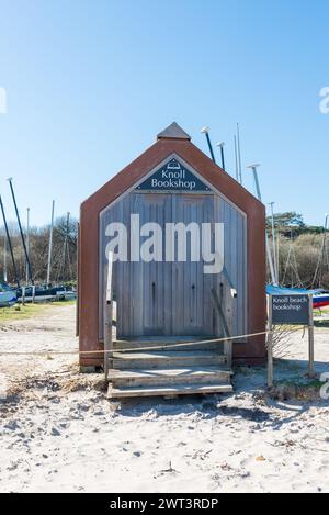 Knoll Bookshop in una piccola capanna alberata sulla spiaggia di Studland sulla Studland Bay nel Dorset, Inghilterra meridionale, Regno Unito Foto Stock