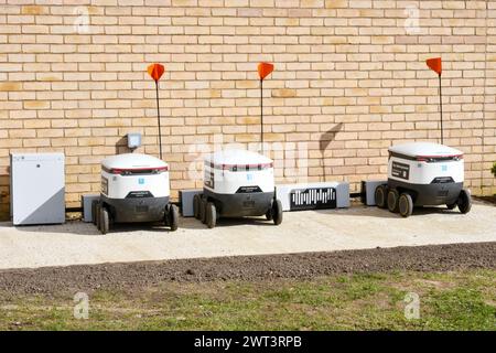 Robot di consegna al punto di ricarica Foto Stock