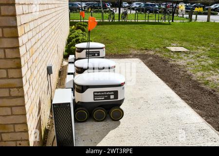 Robot di consegna al punto di ricarica Foto Stock