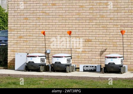 Robot di consegna al punto di ricarica Foto Stock