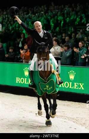 DenBosch, Paesi Bassi - 10 marzo 2024. Willem Greve dei Paesi Bassi in sella a uno stallone autostradale di 12 anni T.O.P. diventa il primo pilota olandese a farlo Foto Stock