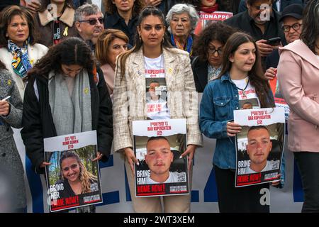 Parigi, Francia. 15 marzo 2024. Riunione delle "madri della speranza" in Place du Trocadéro Parvis des Droits de l'Homme per chiedere il rilascio di tutti gli ostaggi detenuti da Hamas nella Striscia di Gaza. Parigi, Francia il 15 marzo 2024. Foto di Denis Prezat/ABACAPRESS.COM credito: Abaca Press/Alamy Live News Foto Stock