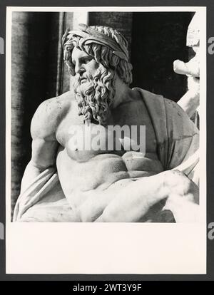 Lazio Roma Roma Piazza Navona3. Hutzel, Max 1960-1990 vedute generali della piazza (antico circo di Dominiziano), con dettagli su Fontana del Moro, Fontana dei fiumi e Fontana del Nettuno. Il fotografo e studioso tedesco Max Hutzel (1911-1988) fotografò in Italia dai primi anni '1960 fino alla sua morte. Il risultato di questo progetto, citato da Hutzel come foto Arte minore, è un'accurata documentazione dello sviluppo storico dell'arte in Italia fino al XVIII secolo, che comprende oggetti degli Etruschi e dei Romani, oltre al monum altomedievale, romanico, gotico, rinascimentale e barocco Foto Stock